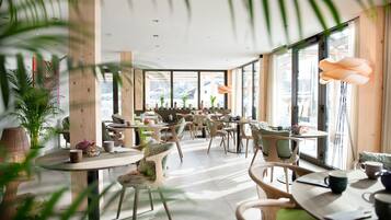 Café da manhã com pratos da culinária local grátis todos os dias