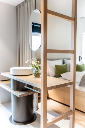 Camera doppia, 1 letto king, balcone | Bagno | Set di cortesia gratuito, asciugacapelli, accappatoio