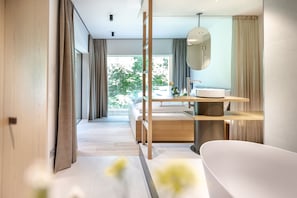 Suite, 1 trÚs grand lit et 1 canapé-lit, balcon | Salle de bain | Articles de toilette (gratuits), séchoir à cheveux, peignoirs