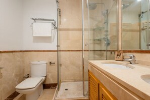 Combined shower/tub, hair dryer, towels