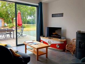 Télévision, cheminée, livres