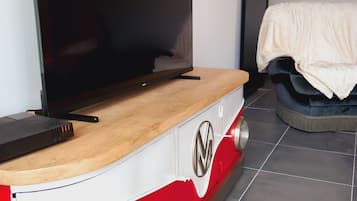 4 habitaciones, escritorio y tabla de planchar con plancha