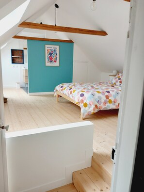 4 habitaciones, escritorio y tabla de planchar con plancha