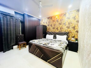 Deluxe Double Room | Soundproofing, free WiFi, bed sheets - Roomshala 005 Tom & Jerry (New Delhi)