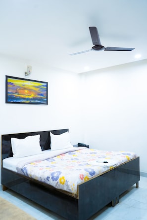 Deluxe Double Room | Soundproofing, free WiFi, bed sheets - Roomshala 005 Tom & Jerry (New Delhi)