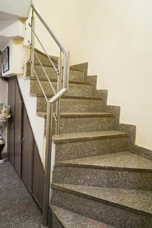 Lobby - Roomshala 005 Tom & Jerry (New Delhi)