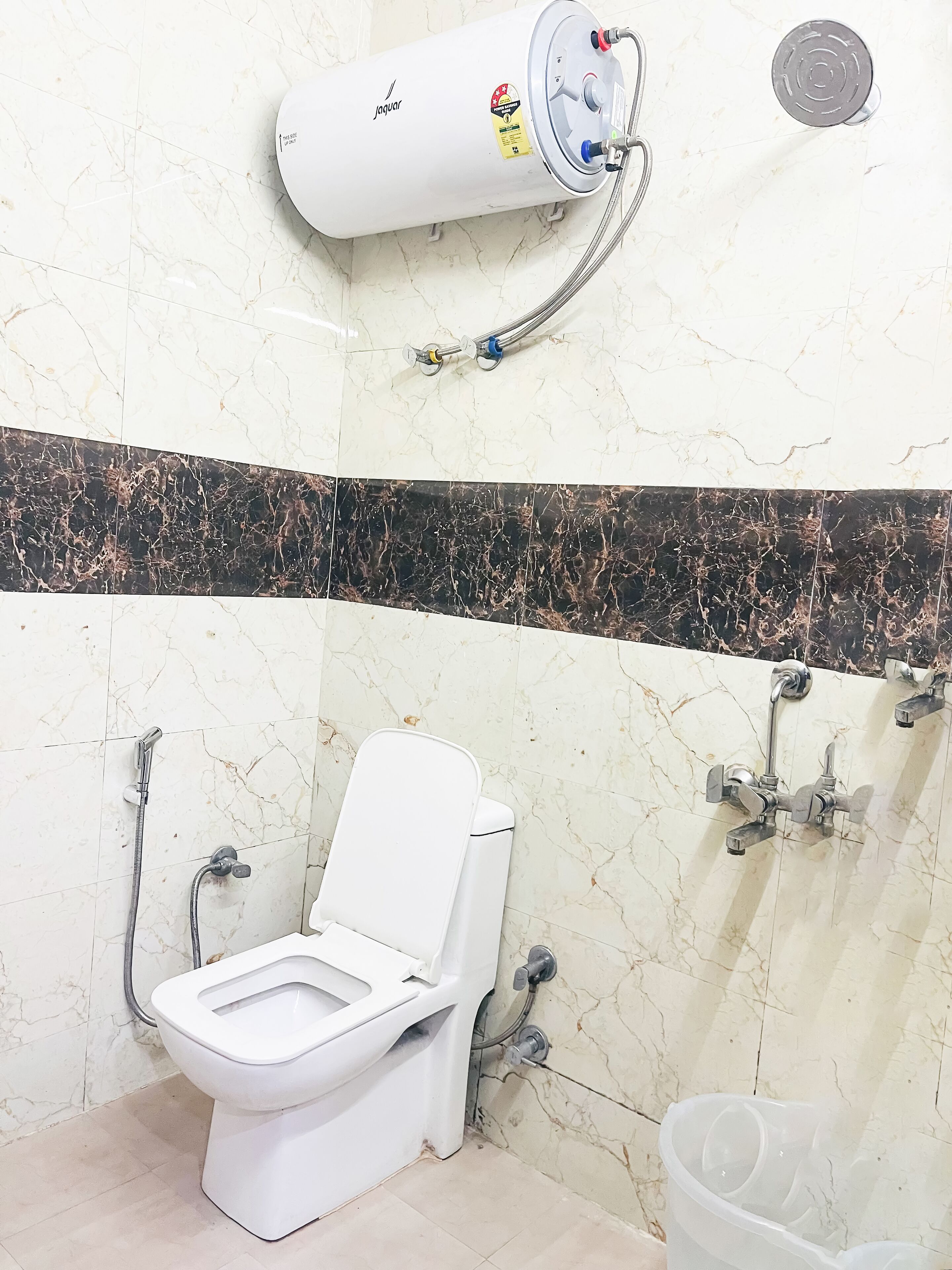 Chambre Double Deluxe | Salle de bain | Douche, articles de toilette gratuits, chaussons, serviettes fournies