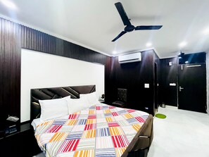 Deluxe Double Room | Soundproofing, free WiFi, bed sheets - Roomshala 005 Tom & Jerry (New Delhi)