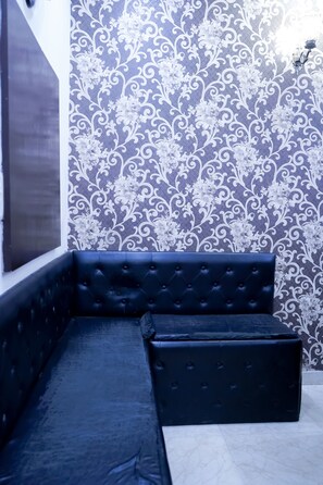 Lobby sitting area - Roomshala 005 Tom & Jerry (New Delhi)