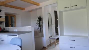 Apartment, 1 Bedroom, Patio, Mountain View | Living room | Books