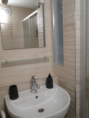 Apartamento, 1 habitación, patio, vistas a la montaña | Baño