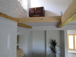 Apartamento, 1 quarto, varanda, vista para a montanha | Sala de estar | Livros