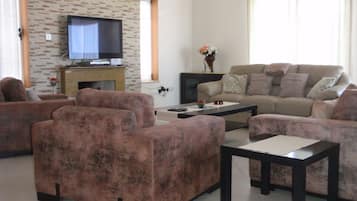 Villa, 3 Bedrooms, Smoking, Private Pool | Living area | Books