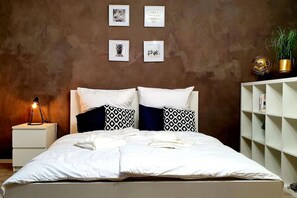 1 多间卧室、办公桌、熨斗/熨衣板、旅行婴儿床