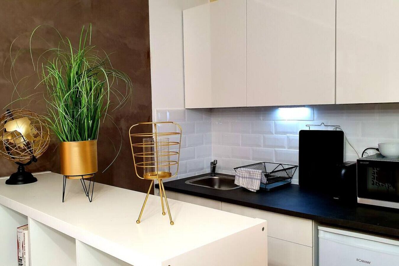 冷蔵庫、電子レンジ、コンロ、コーヒー / ティーメーカー