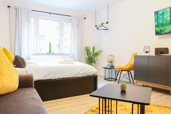 1 slaapkamer, een bureau, een strijkplank/strijkijzer, reisbedje