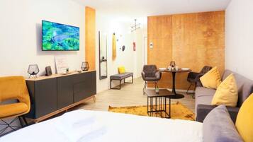 1 soverom, skrivebord, strykejern/-brett og reiseseng for barn