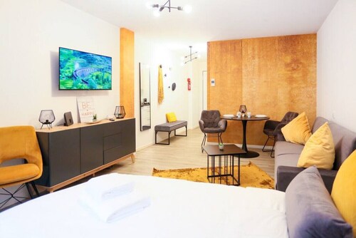 Chic Studio | 1 Min to HBF