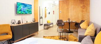 Chic Studio | 1 Min to HBF