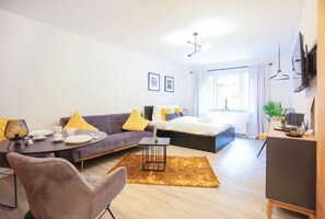 1 slaapkamer, een bureau, een strijkplank/strijkijzer, reisbedje