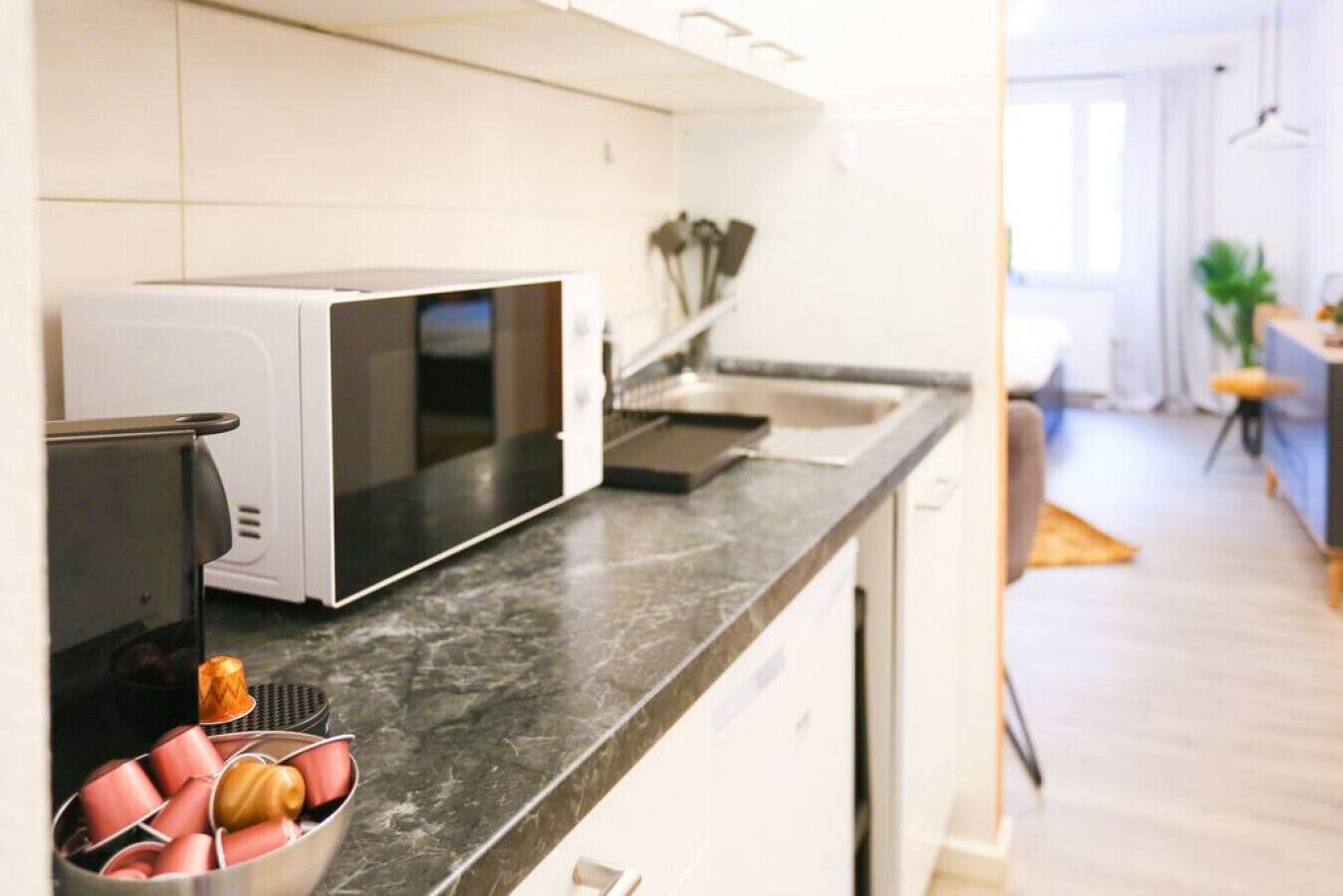 冷蔵庫、電子レンジ、コンロ、コーヒー / ティーメーカー