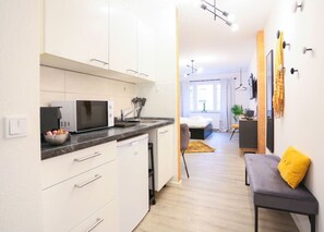1 Schlafzimmer, Schreibtisch, schallisolierte Zimmer