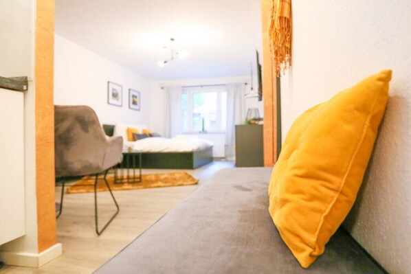 1 chambre, bureau, fer et planche Ă repasser, lit parapluie