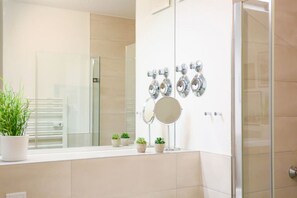 Een haardroger, handdoeken, zeep, shampoo