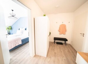 1 chambre, bureau, fer et planche à repasser, lit parapluie
