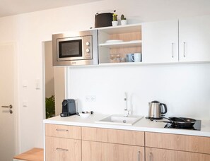 Réfrigérateur, micro-ondes, plaque de cuisson, lave-vaisselle