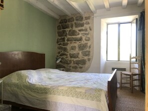 2 slaapkamers, een strijkplank/strijkijzer, reisbedje, beddengoed