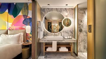 Dusch, lyxtoalettartiklar, hårtork och badrock