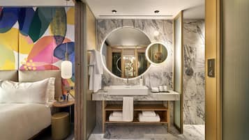Junior Suite, 2 Single Beds | Bathroom | Shower, designer toiletries, hair dryer, bathrobes