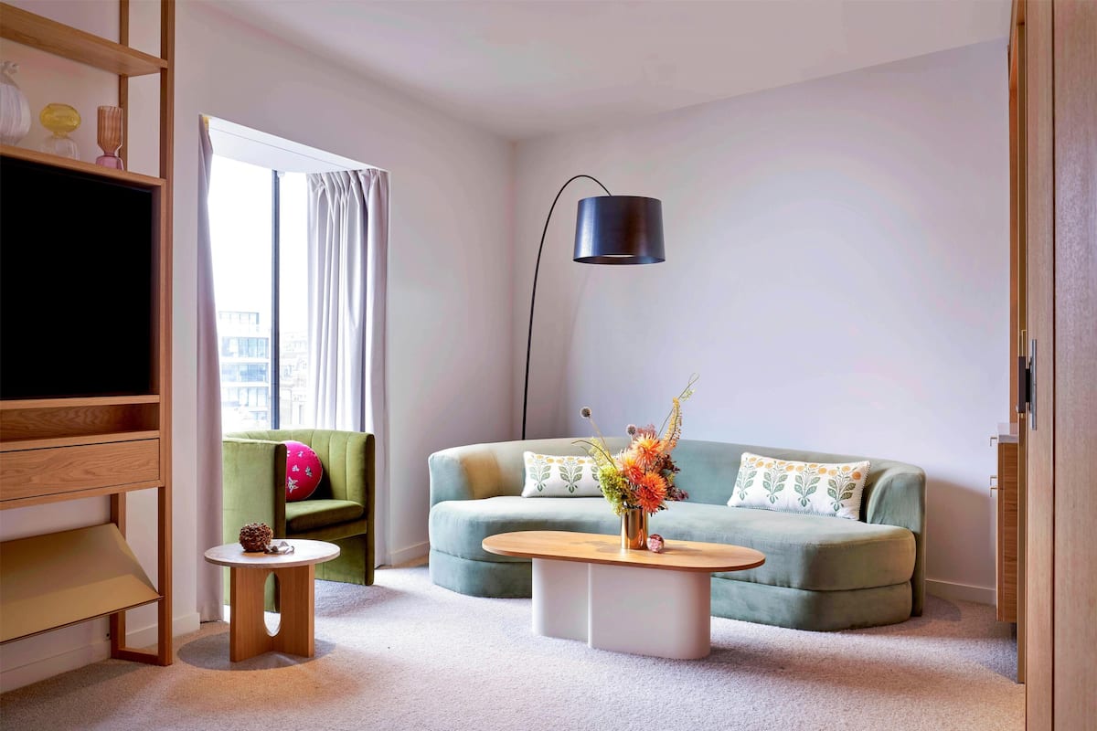 Suite, 1 kingsize-seng (Wigmore) | Oppholdsområde | En 40-tommers smart-TV med digitale kanaler samt oppvarmet gulv