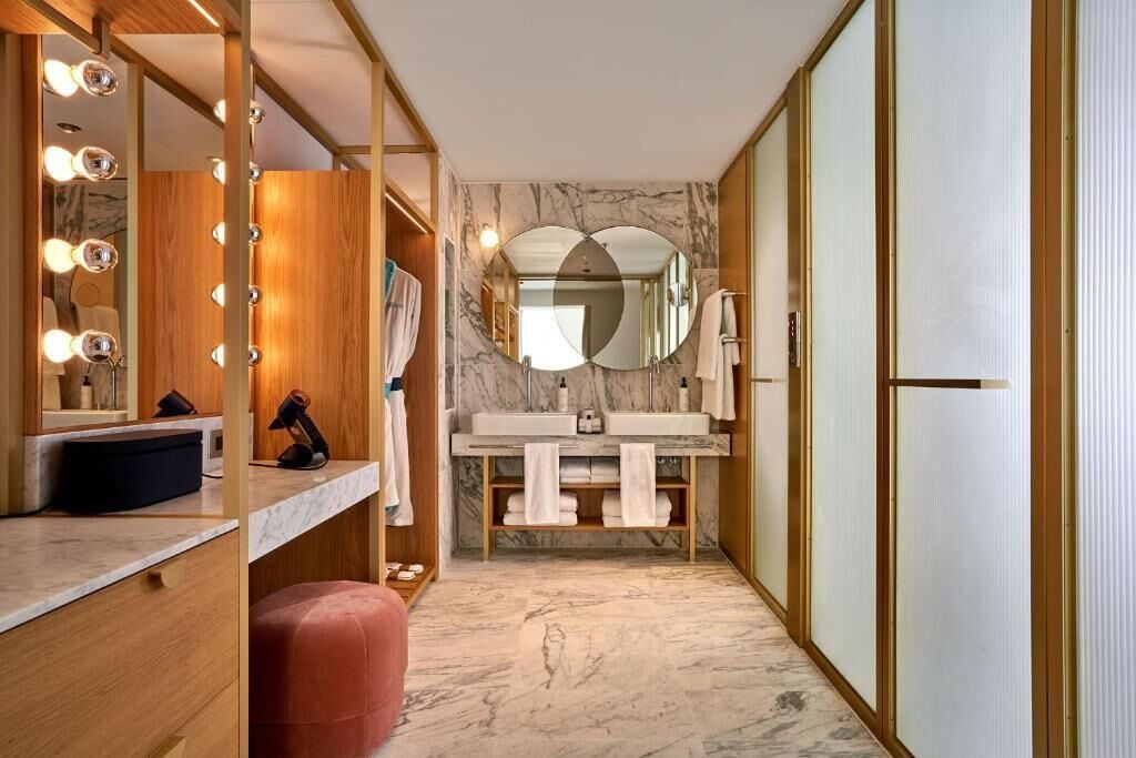 Dusj, designertoalettartikler, hårføner og badekåper