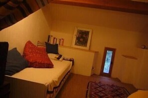 2 slaapkamers, een strijkplank/strijkijzer, reisbedje, beddengoed