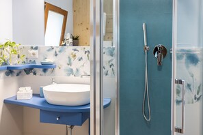 Romantische kamer | Badkamer | Een douche, een regendouche, gratis toiletartikelen, een haardroger