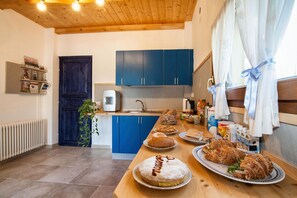 بوفيه فطور مجانًا يوميًا