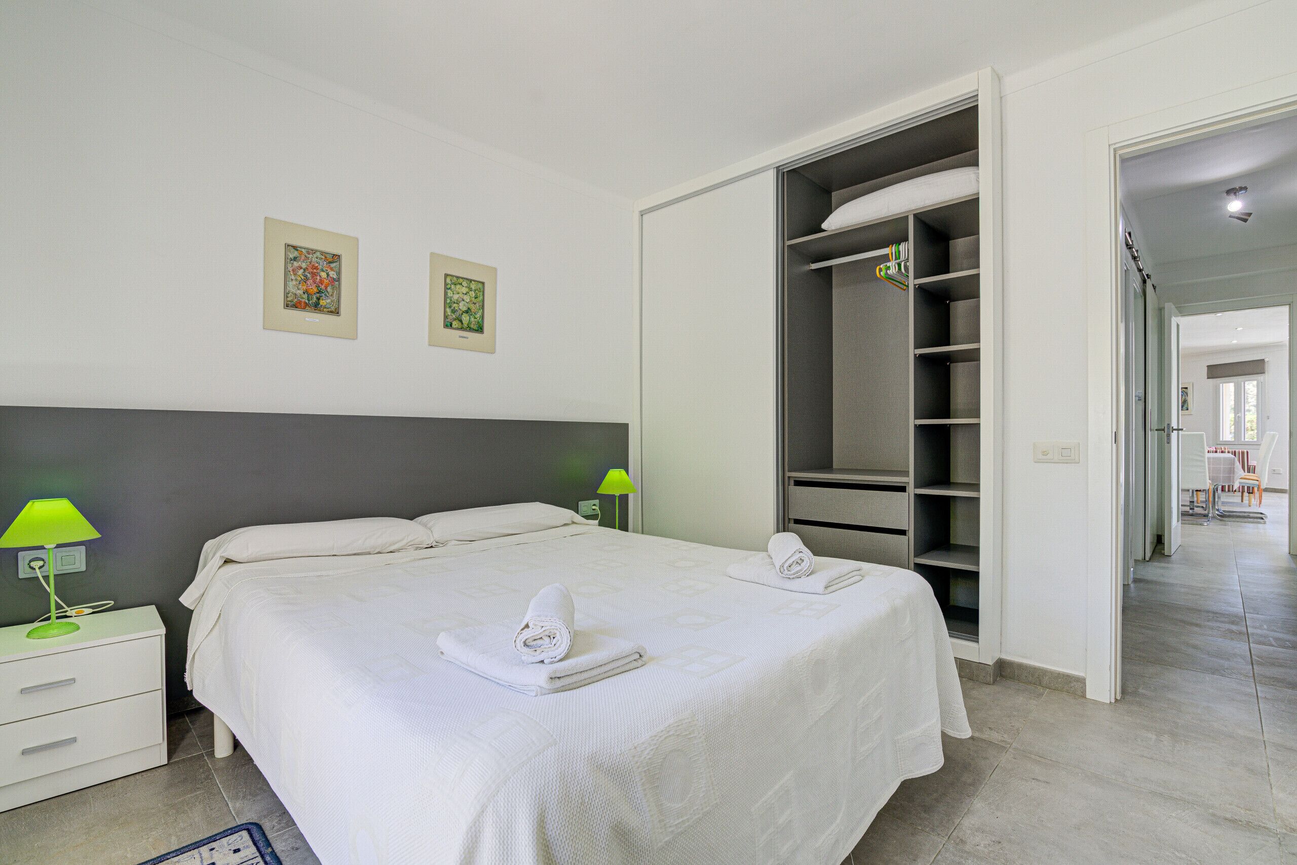 3 chambres, fer et planche à repasser, accès au Wi-Fi (inclus)