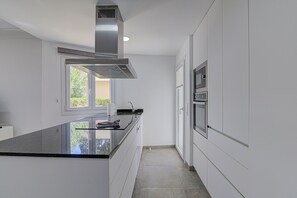 Een koelkast, een microgolfoven, een oven, een kookplaat