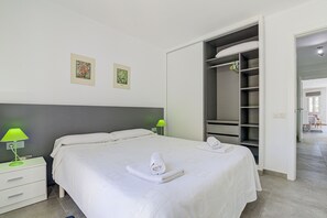 3 slaapkamers, een strijkplank/strijkijzer, gratis wifi, beddengoed