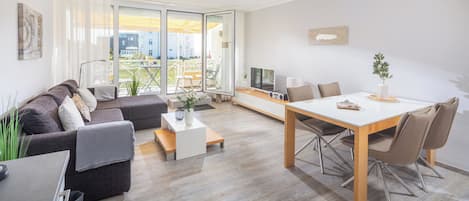 TV, table tennis, stereo