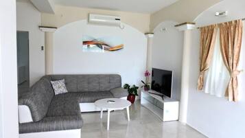 Apartment, 2 Bedrooms, Smoking, Patio | Living area