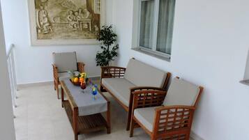 Apartment, 2 Bedrooms, Smoking, Patio | Property grounds