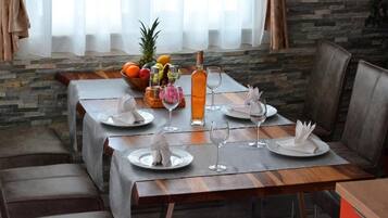 Apartment, 2 Bedrooms, Smoking, Patio | Dining