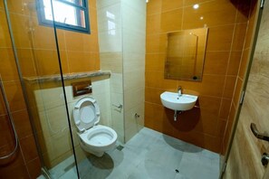 Perlengkapan mandi gratis, sandal, handuk, dan tisu toilet