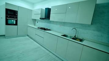 Mini réfrigérateur, batterie de cuisine, vaisselle et ustensiles