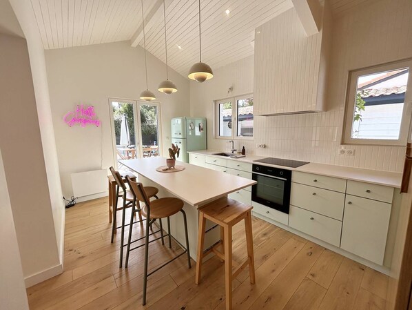 Kühlschrank, Ofen, Toaster, Kochgeschirr/Geschirr/Besteck