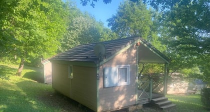 Chalet à 5 minutes du lac, piscine, idéal pour les familles!