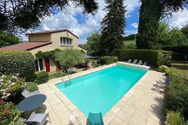 Vue depuis le toboggan sur la piscine et le jardin.